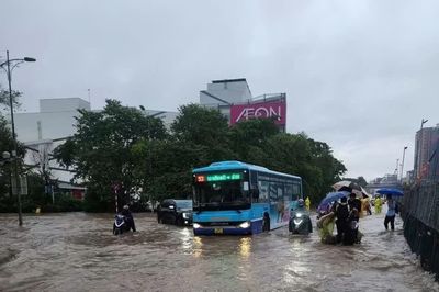Mưa vẫn trút xuống sầm sập ở Bắc bộ và Hà Nội, cảnh báo ngập lụt, lũ quét ở nhiều nơi