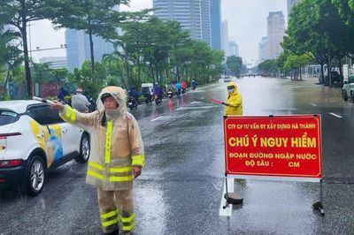 CSGT Hà Nội chủ động phân luồng, hỗ trợ người dân trong mưa lớn