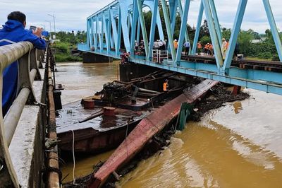 Xác định nguyên nhân, xử lý trách nhiệm việc 3 sà lan va chạm với cầu đường sắt Mỹ Chánh