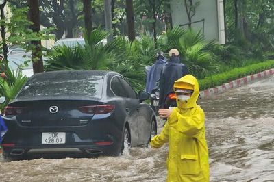 Hà Nội mưa vượt 500mm, huy động hơn 2.500 nhân viên ứng trực chống ngập