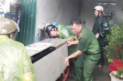 Mưa lũ dâng cao, lực lượng công an cơ sở chủ động ứng phó, hỗ trợ nhân dân