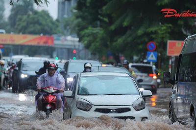 Hà Nội ngập sâu sau mưa lớn