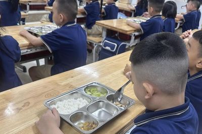 Trường công lập Hà Nội không được tự đặt thêm khoản thu