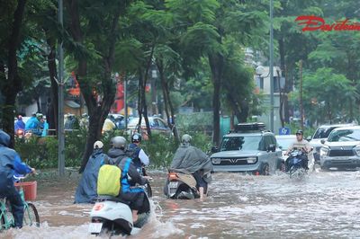 Hà Nội còn 10 điểm úng ngập sau trận mưa ngày 17/9