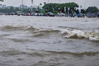 Hà Nội mưa cả đêm không ngớt, loạt tuyến phố ngập úng