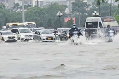 Đường Tố Hữu ngập khoảng 50cm, nhiều xe máy phải quay đầu
