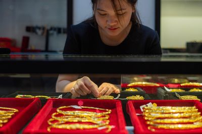 Giá vàng trong nước thủng mốc 146 triệu/lượng