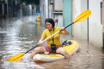 Hà Nội mưa trắng trời, người dân chèo thuyền giữa phố 'ngập như sông'