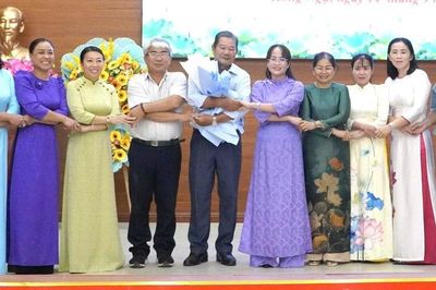 Đồng Tháp đỡ đầu học sinh khó khăn, neo đơn vùng biên đến trường