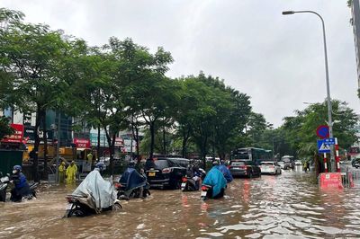 Vì sao nhiều nơi ở Hà Nội ngập sâu trong cơn mưa sáng nay?