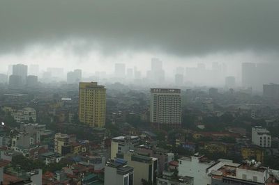 Nhiều trường Hà Nội chuyển học trực tuyến do mưa ngập