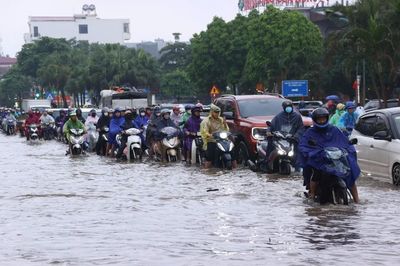 Hà Nội mưa không dứt, giao thông ùn tắc