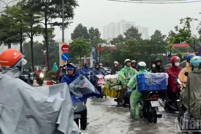 Hà Nội: Mưa lớn nhất trong 3 ngày, hàng chục điểm ngập khắp thành phố