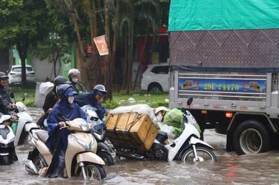 Hà Nội: Nhiều tuyến đường ngập sâu do mưa liên tục, người dân chật vật đến công sở