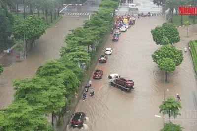 [Video] Cận cảnh mưa ngập diện rộng trên nhiều khu vực ở Hà Nội