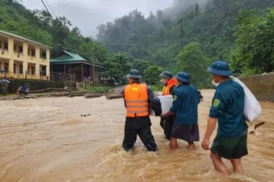 Mưa lũ làm 3 người chết, hơn 16.000 nhà bị ngập