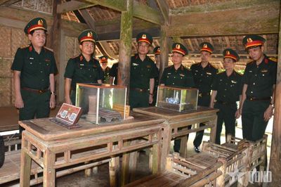 Thượng tướng Nguyễn Văn Gấu dâng hương tưởng niệm Chủ tịch Hồ Chí Minh