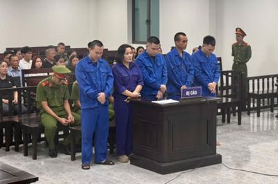 Nhóm buôn ma túy cùng xộ khám