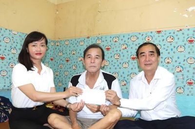 Bạn đọc Báo SGGP hỗ trợ ông Trần Nhật Quang 20 triệu đồng