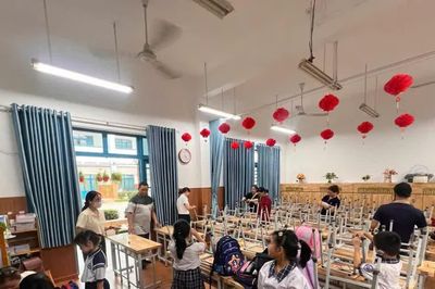 Phụ huynh vào lớp bọc chân bàn giúp con có môi trường học tập an toàn