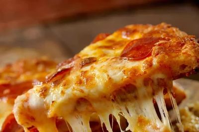 Cách cắt bánh pizza giúp lý giải quy luật toán học độc đáo