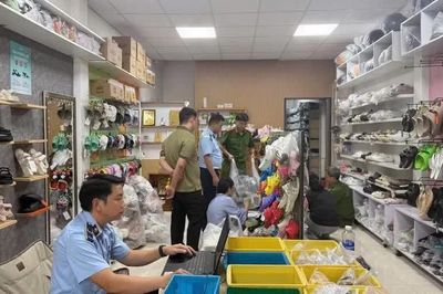 Khởi tố đối tượng ở Gia Lai bán gần 750 đôi dép giả nhãn hiệu CROCS