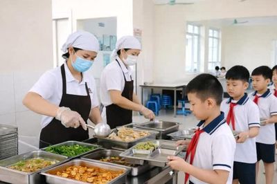 Bữa ăn bán trú: Không chỉ là chuyện một khay cơm