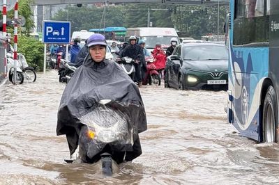 Mưa lớn, nhiều trường ở Hà Nội cho học sinh nghỉ, chuyển sang học trực tuyến