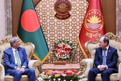 Đại sứ Nguyễn Mạnh Cường chào từ biệt Tổng thống Bangladesh
