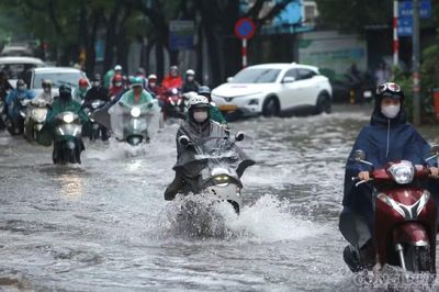 Lựa chọn lộ trình phù hợp, người dân hạn chế đi qua khu vực ngập sâu