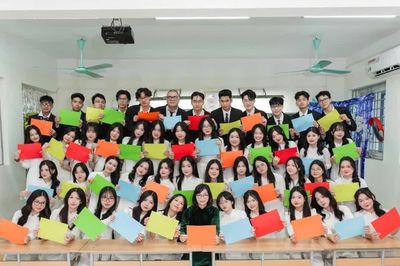 Một lớp chuyên Nga - Hàn có 17 học sinh nhận học bổng du học