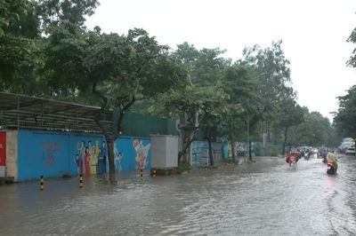 Nước ngập đường đến trường, hàng loạt học sinh Hà Nội nghỉ học sáng nay 17/09