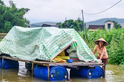 Thanh Hoá: Người dân khẩn trương di chuyển tài sản khi nước lũ dâng