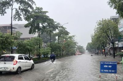 Hà Nội: Các đơn vị duy tu đường bộ ứng trực, bảo đảm giao thông giữa mưa ngập