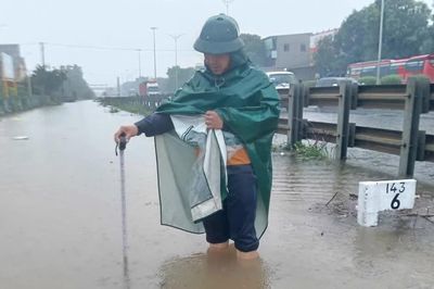 Đường sắt chuyển tải hành khách do khu gian Đò Lèn - Bỉm Sơn ngập nước