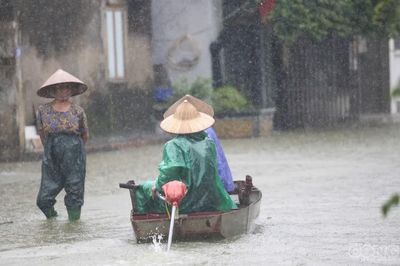 Hà Nội: Nước dâng, người dân xã Kiều Phú phải dùng thuyền đi lại