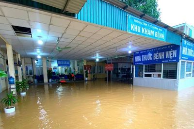 Trung tâm Y tế Hoàng Mai (Nghệ An) ngập sâu trong lũ, công an nhanh chóng hỗ trợ bệnh nhân