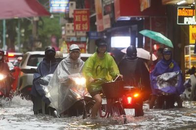 Hà Nội: Mưa lớn gần 200mm, nhiều phố ngập sâu, giao thông tê liệt