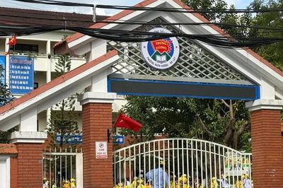 Cơ quan chức năng cưỡng chế thi hành án ngay cổng trường khiến học sinh phải nghỉ học