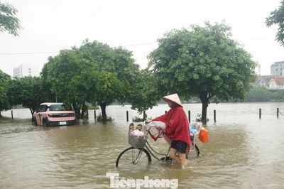 Nước hồ điều hòa Hà Nội tràn đường
