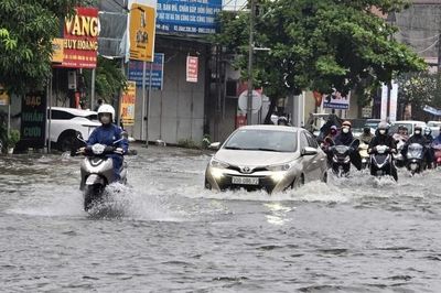 Hà Nội sáng 17/9: Người dân chật vật đi làm, nhiều trường cho học sinh nghỉ vì ngập
