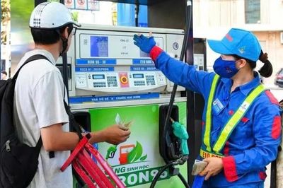 Giá xăng dầu tăng mạnh, RON95 vượt 25.600 đồng/lít
