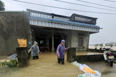 Mưa lớn tiếp diễn, mực nước sông Bùi dâng cao