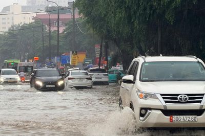 Hà Nội còn 19 điểm ngập, nhiều trạm bơm hoạt động liên tục