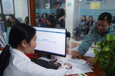 Cán bộ xã nhận trợ cấp tinh giản biên chế có được làm việc tiếp trong khu vực công?