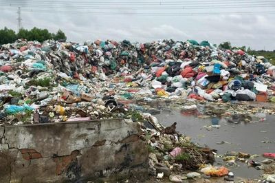Cảnh tượng hàng trăm tấn rác ùn ứ, hợp tác xã phải đào hố chứa tạm