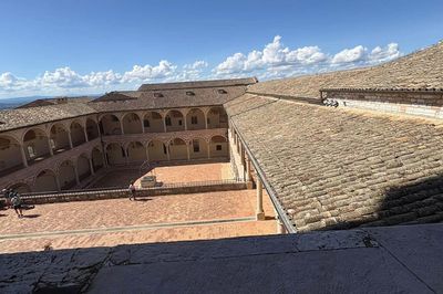 Kỳ lạ ở Italy: Hai nhà thờ xếp tầng lên nhau, dưới cùng là mộ vị thánh