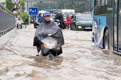 Nhiều trường ở Hà Nội học trực tuyến do mưa ngập