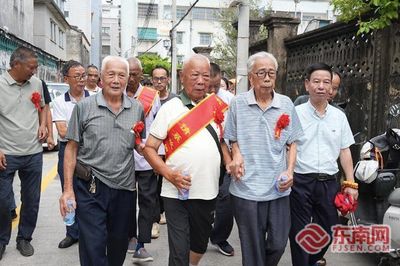 Cụ ông tìm người thân hơn 60 năm, đoàn tụ với 4 anh em ruột khi ngoài 80 tuổi