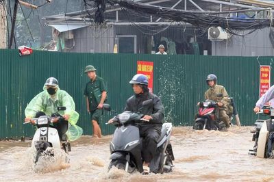 Hà Nội mưa trắng trời, nhiều tuyến phố ngập sâu